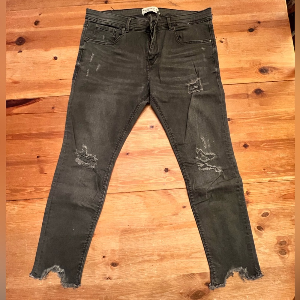 Men’s Dark Grey Destroyed Pull & Bear Ankle Jeans 36 waist 27 length.